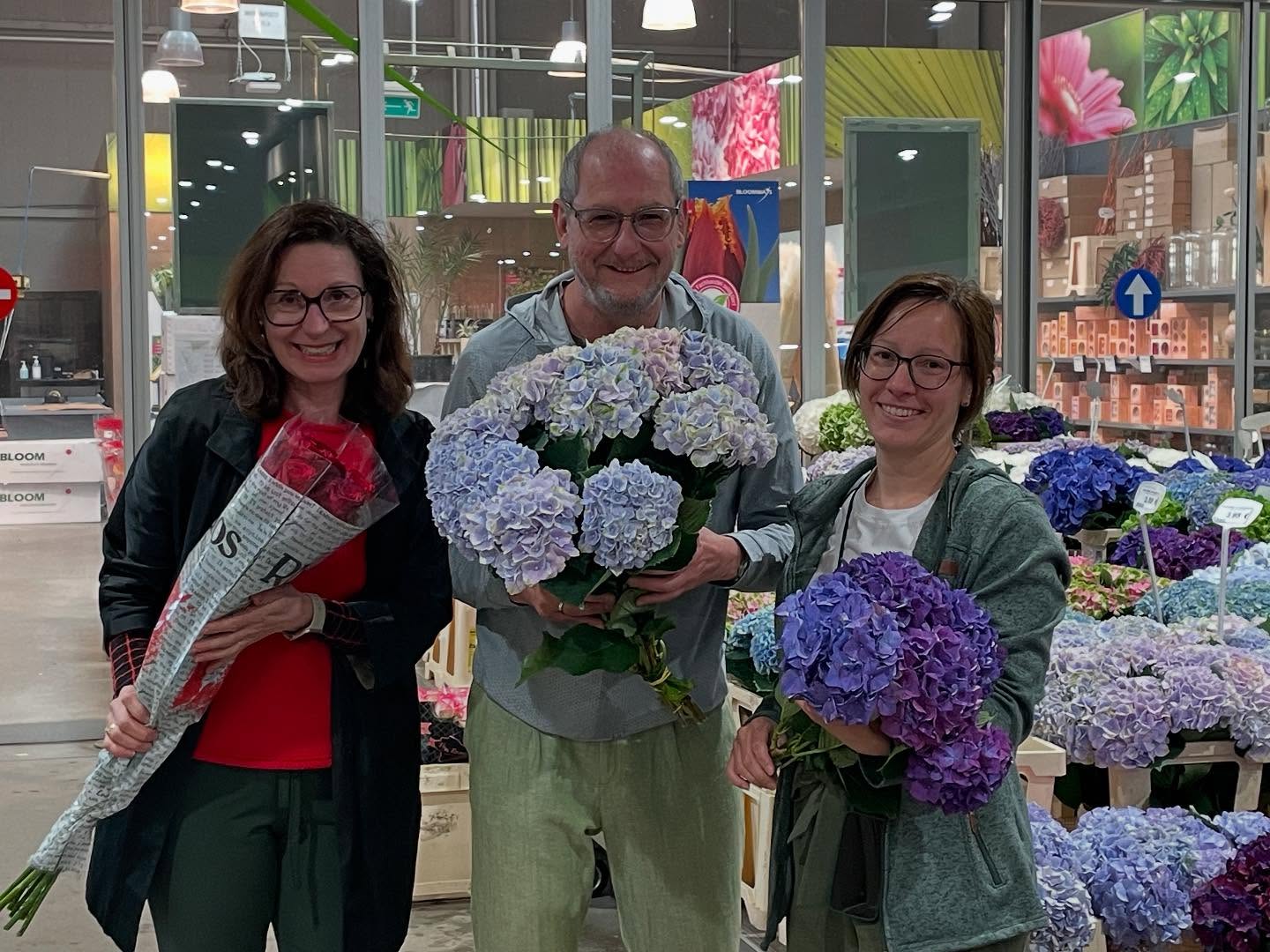 Frisch vom Markt für die Schülerinnen und Schüler #zukunftgestalten #brautstrauß #fagartenbaufloristik #floristik #lehrling #bloomwayswien