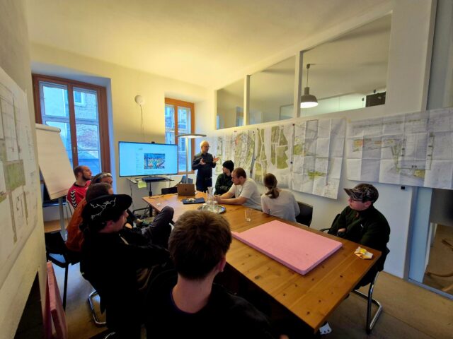 Die KlimagärtnerInnen haben bei einem Lehrausgang öffentliche Grünräume analysiert und anschließend beim Team Kräftner Landschaftsarchitektur
besprochen und konnten Einblicke in verschiedene Projekte und Ausführungsplanung gewinnen.